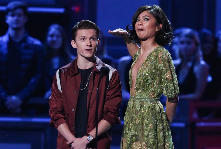 Tom Holland dança “Umbrella” e “Cantando na chuva” no programa “Lip